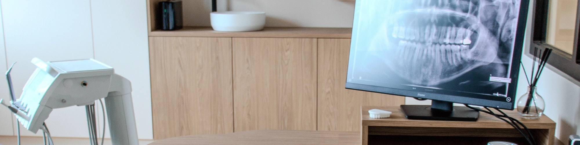 Aménagement sur mesure pour un cabinet dentaire moderne et lumineux - Agencement intérieur en Normandie