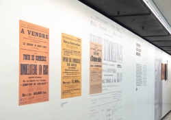 Vue d'ensemble de l'espace Shoah au Mémorial de Caen avec vitrines et murs réalisés sur mesure