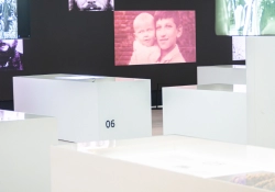 Vitrine en résine blanche conçue pour l'exposition Shoah du Mémorial de Caen